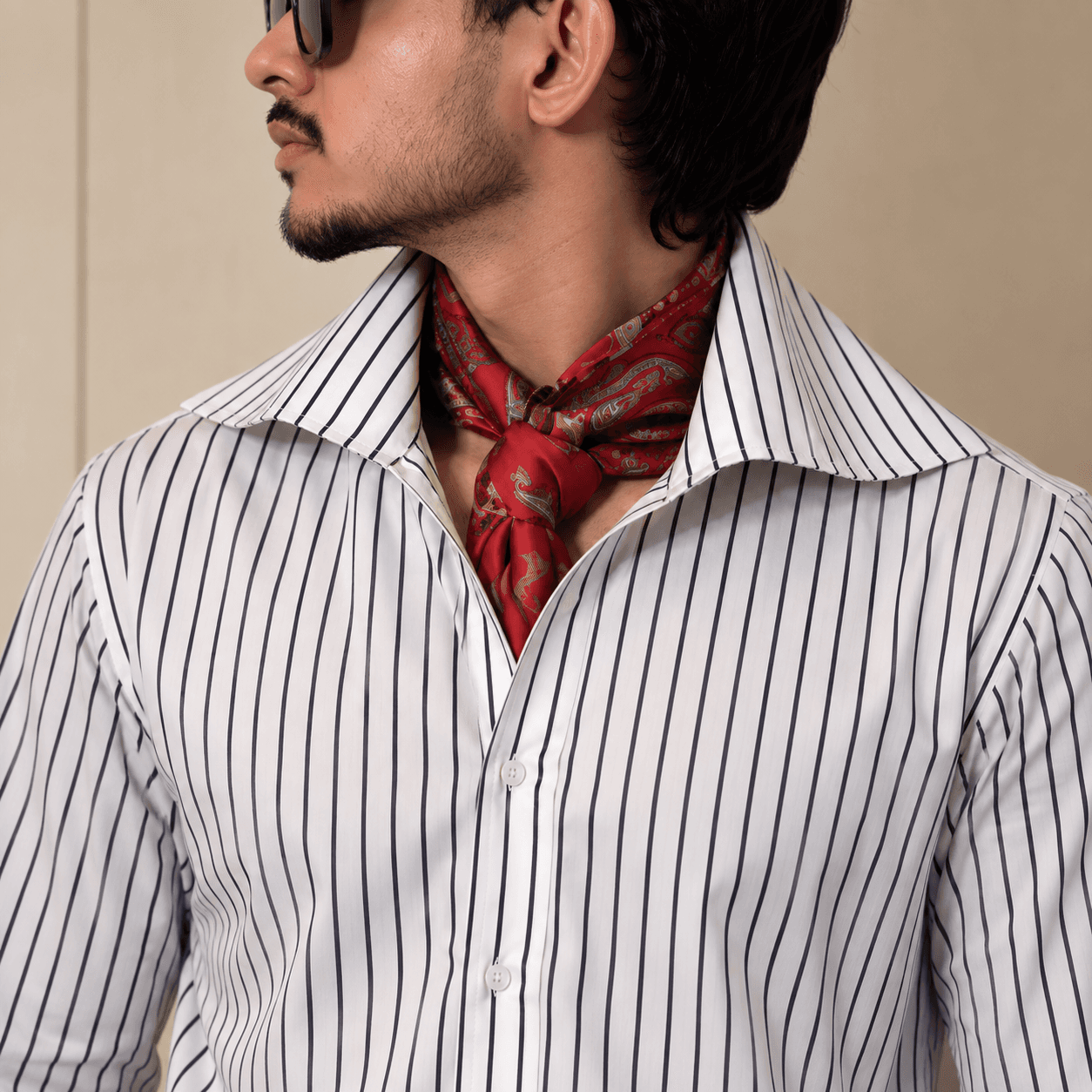 Broad collar side detail